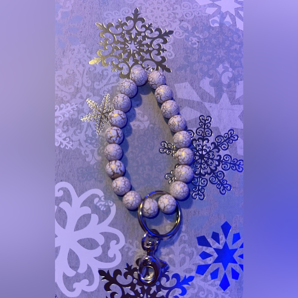 white marble gold wristlet holds you’re keys, handsantizer, anything!
